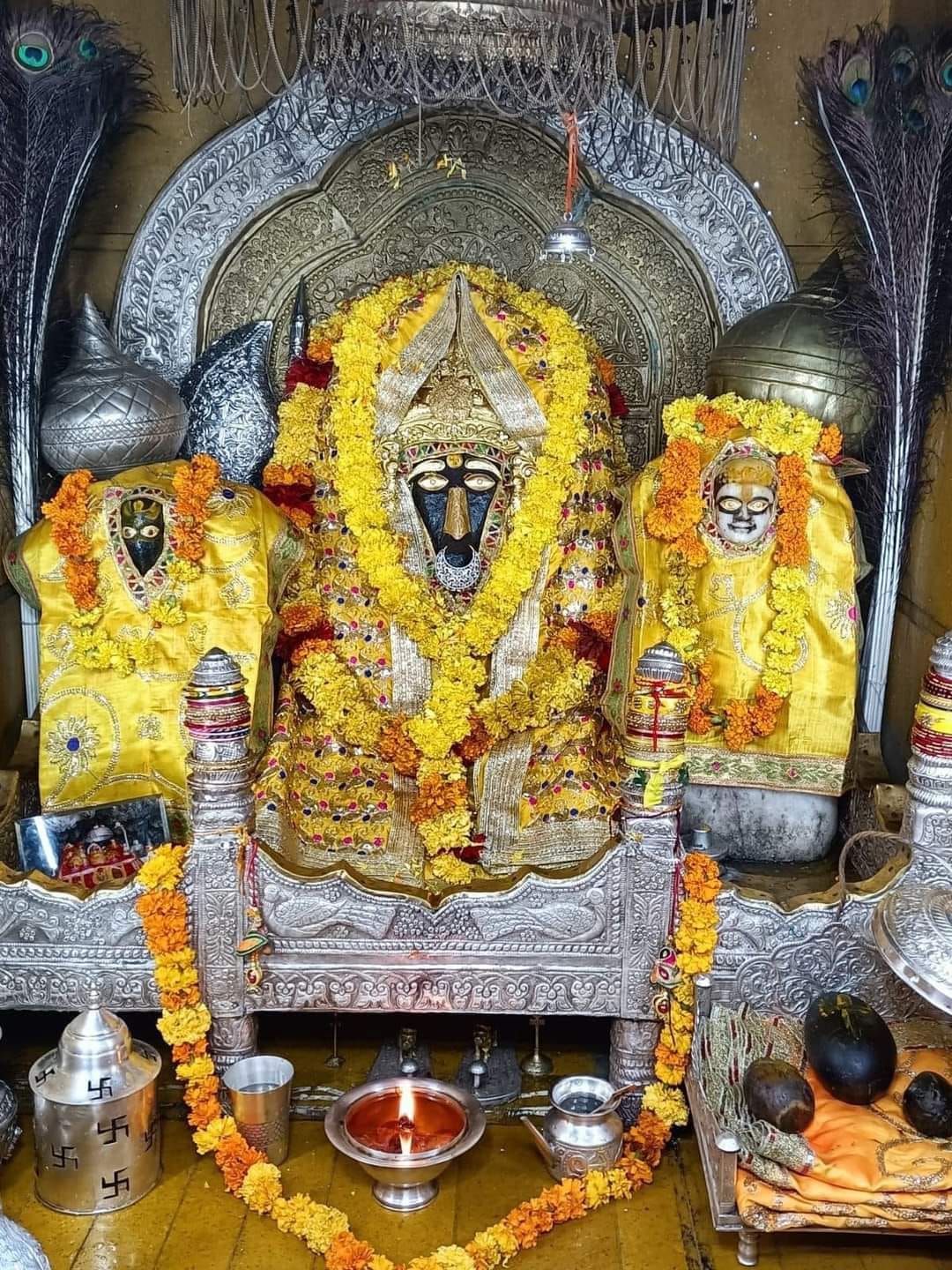 Ma Baglamukhi Photo Frame लकड़ी का फ़्रेम बगलमुखी माता फोटो (पीला, 6x8 इंच)  : Maa Baglamukhi Temple, Baglamukhi Photo: Amazon.in: किताबें