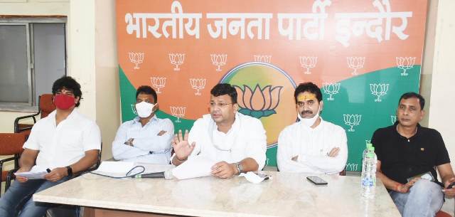 ''भारत रत्न'' वाजपेयी की तृतीय पुण्यतिथि पर पुष्पांजलि अर्पित कर BJP ने किया याद