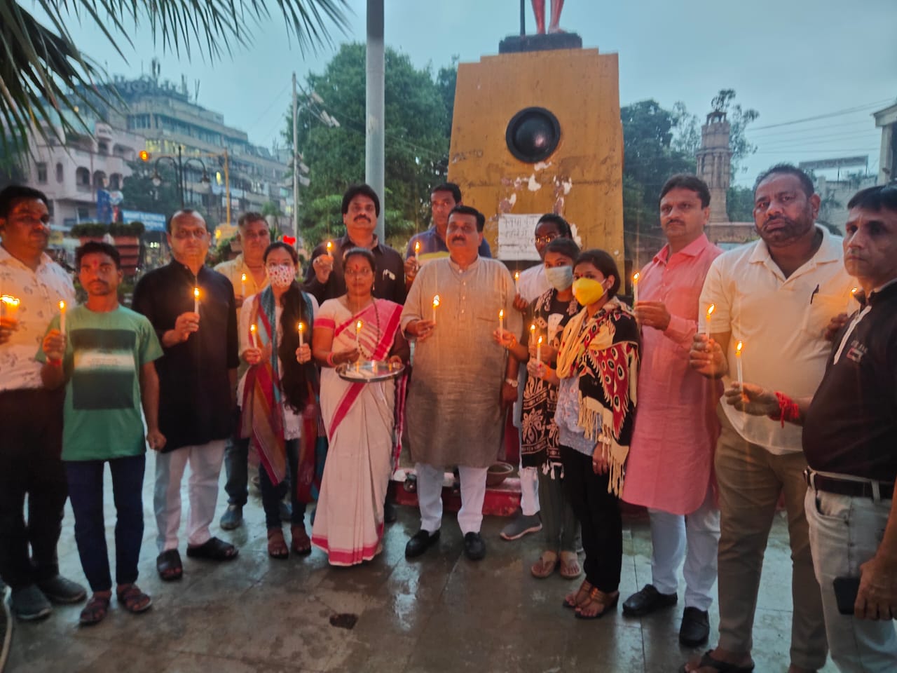 Indore: रीगल चौराहे पर नीमच आदिवासी को दी श्रद्धांजलि