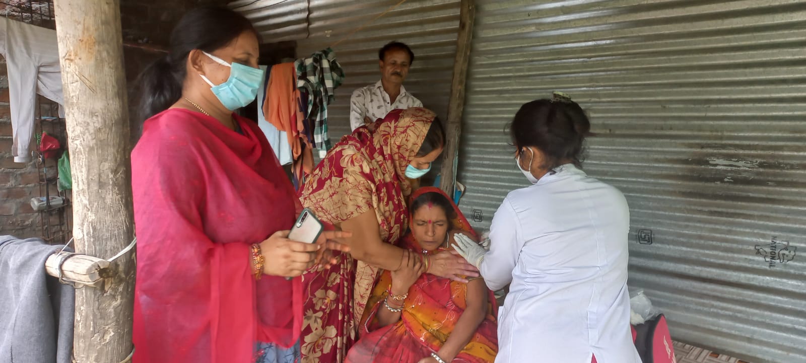 Indore: गांव-गांव पहुंचकर लगाया कोरोना का टीका, मिले आकर्षक पुरस्कार