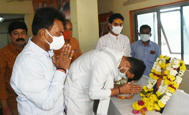 ''भारत रत्न'' वाजपेयी की तृतीय पुण्यतिथि पर पुष्पांजलि अर्पित कर BJP ने किया याद