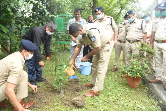 Indore News : आईजी व डीआईजी ने सफाई के साथ शुरू किया वृक्षारोपण अभियान