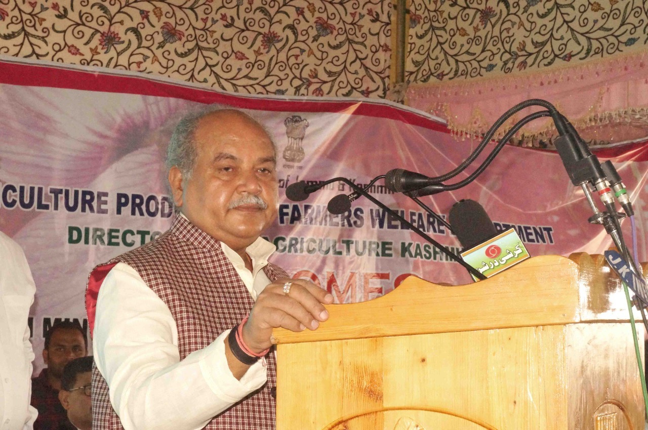 कश्मीरी किसानों से मिले मंत्री तोमर, बोले- मिल रहा केसर का दोगुना दाम
