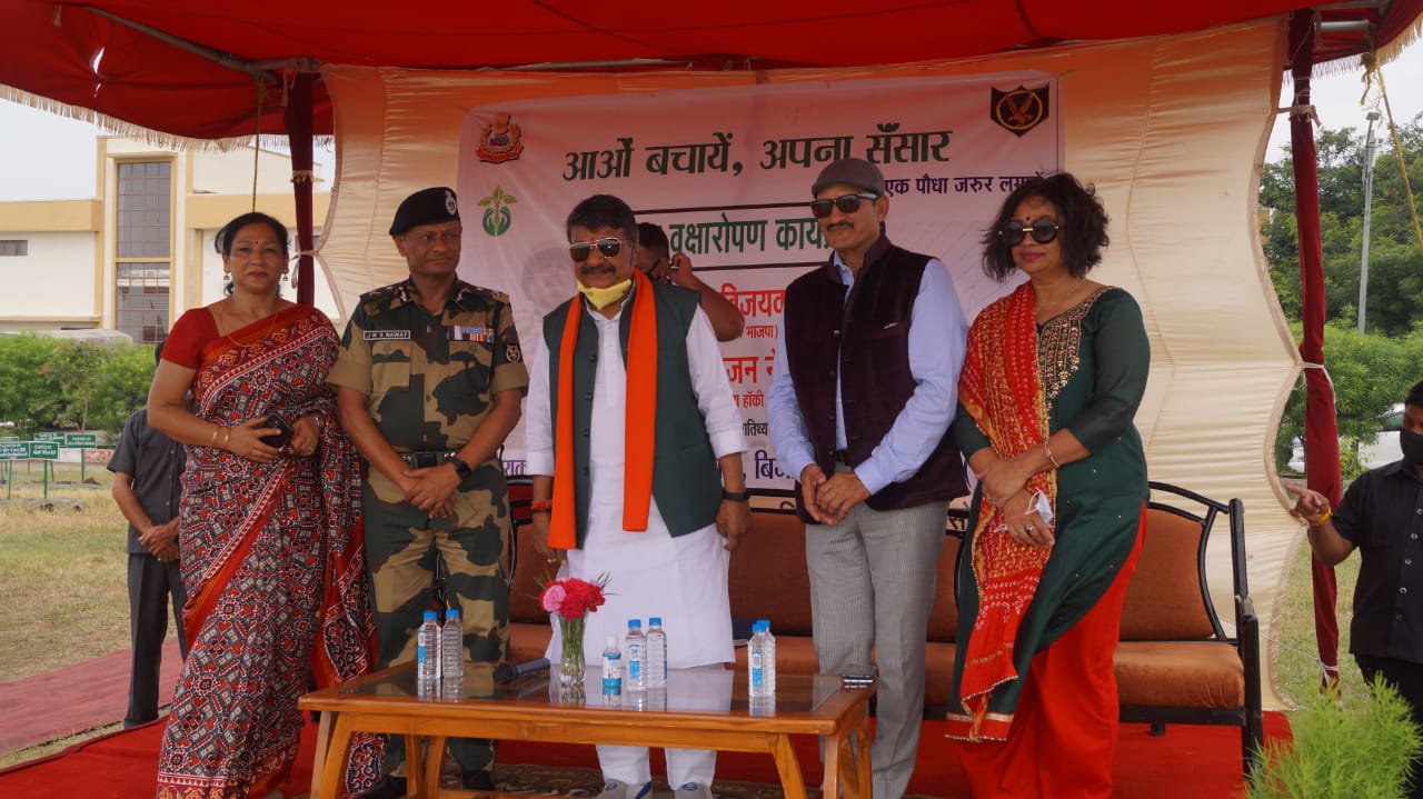 विथ यू वेलफेयर एसोसिएशन ने सीमा सुरक्षा बल के जवानों के साथ किया पौधारोपण