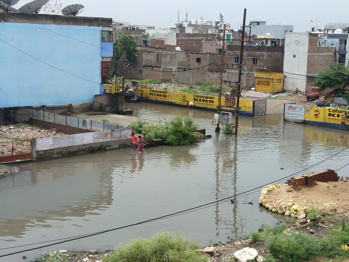 परेशान क्षेत्रीय रहवासी नितिन रघुवंशी गंदे पानी में खड़े होकर देंगे मौन धरना