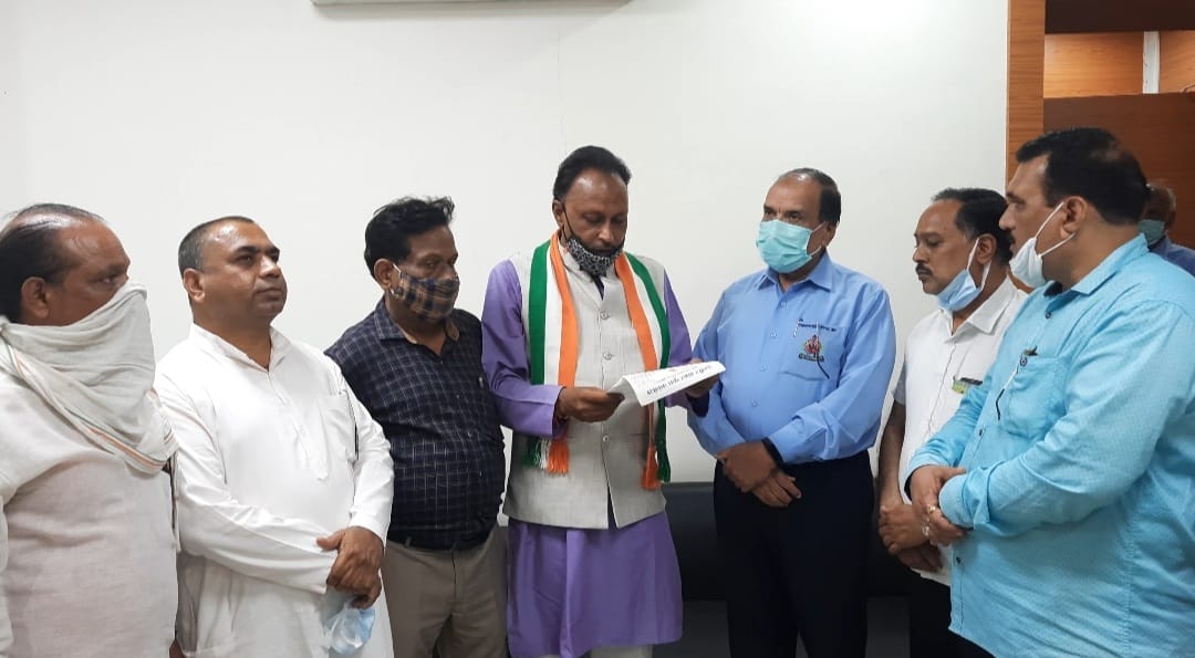 सड़कों पर गड्ढे और बीमारियों की रोकथाम के लिए नगर निगम को ज्ञापन