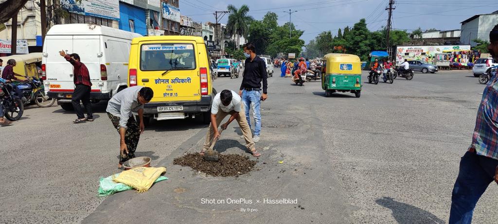 Indore News: बारिश में दुर्घटना से बचाव के लिए मेटल पेचवर्क कार्य जारी