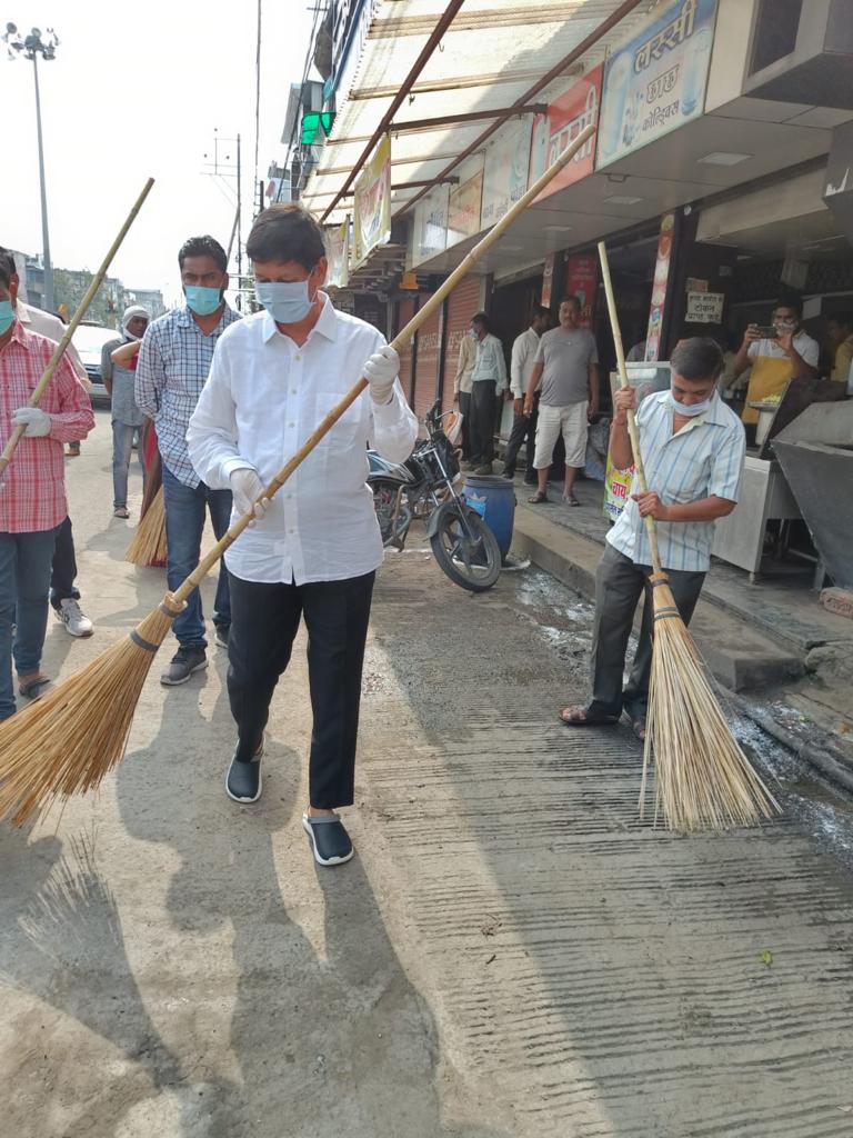 Indore News: विधायक ने पाटनीपुरा से परदेशीपुरा तक लगाई झाड़ू