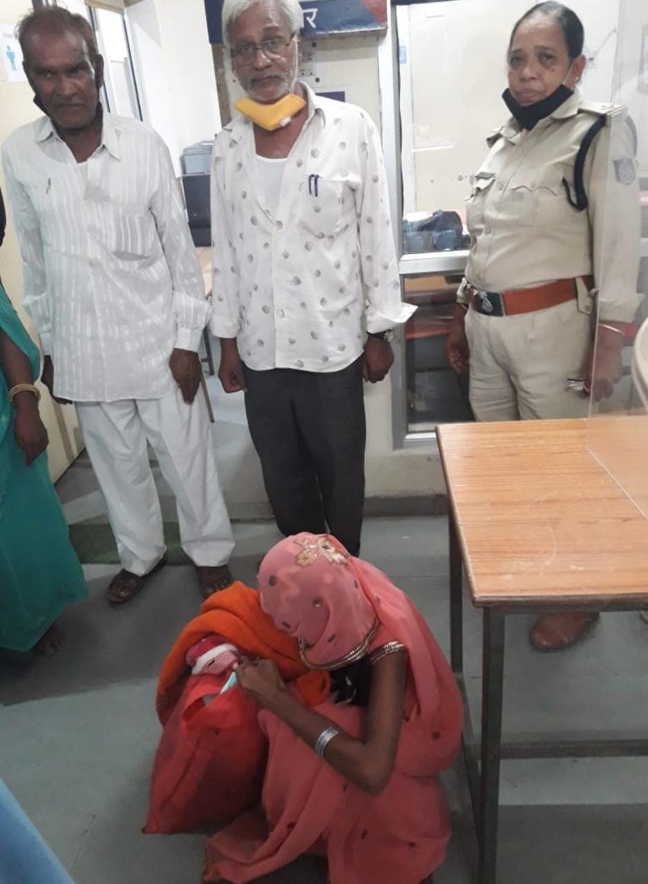 Indore: मानसिक रूप से अक्षम महिला को सही सलामत किया परिजनों के हवाले