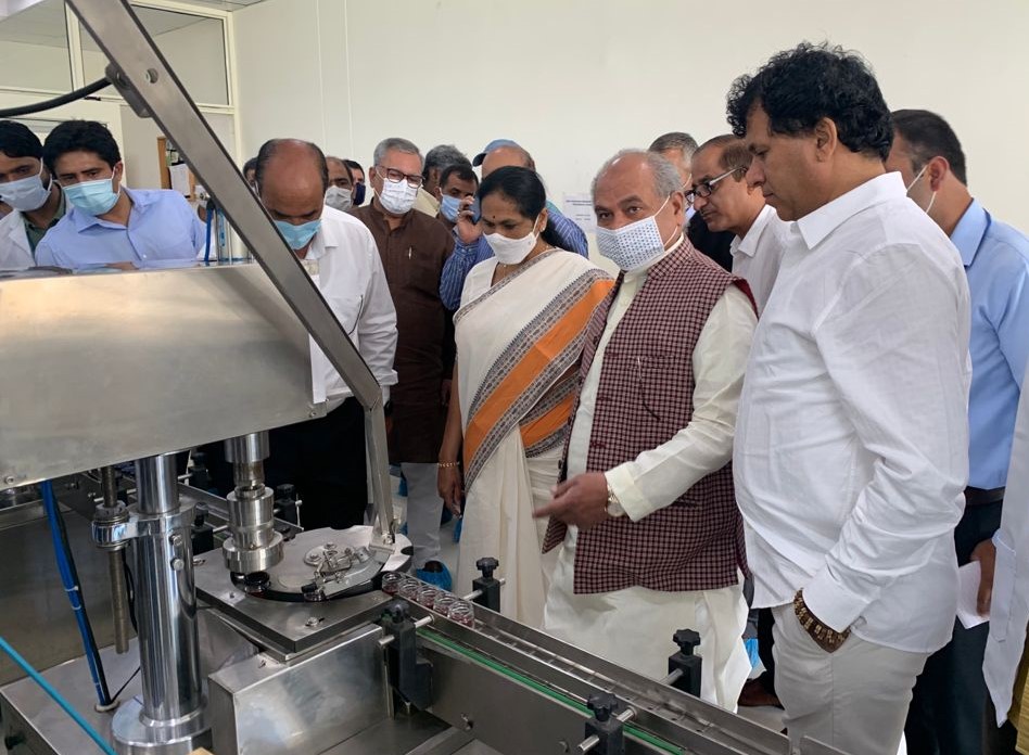 कश्मीरी किसानों से मिले मंत्री तोमर, बोले- मिल रहा केसर का दोगुना दाम