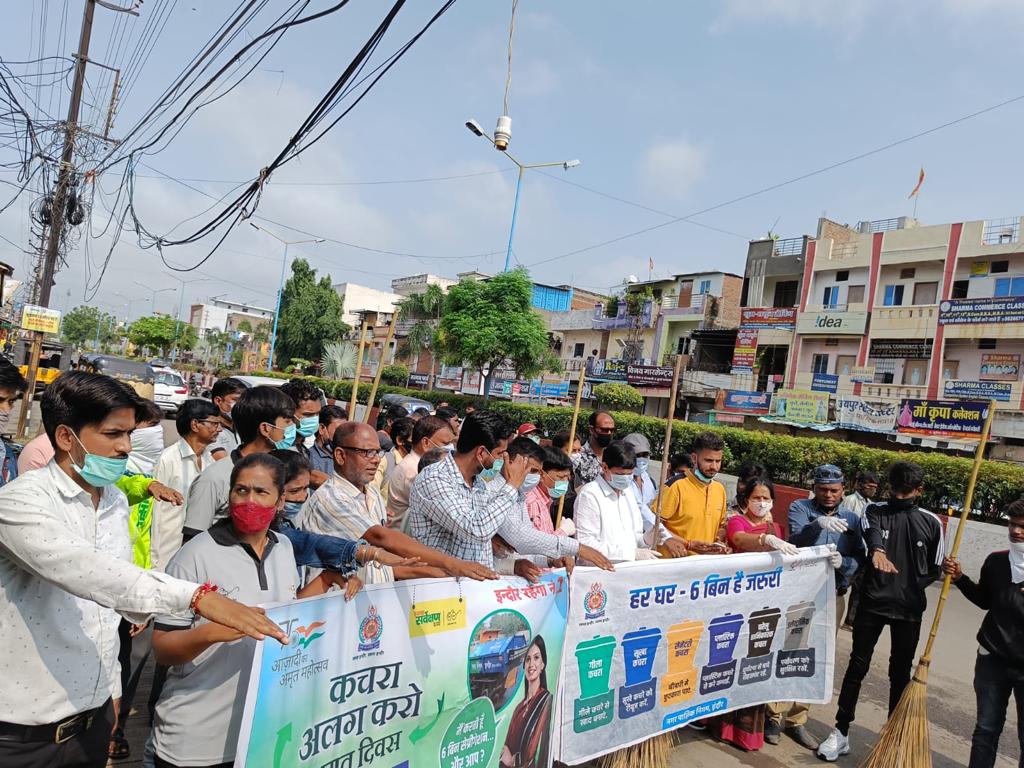 Indore News: विधायक ने पाटनीपुरा से परदेशीपुरा तक लगाई झाड़ू