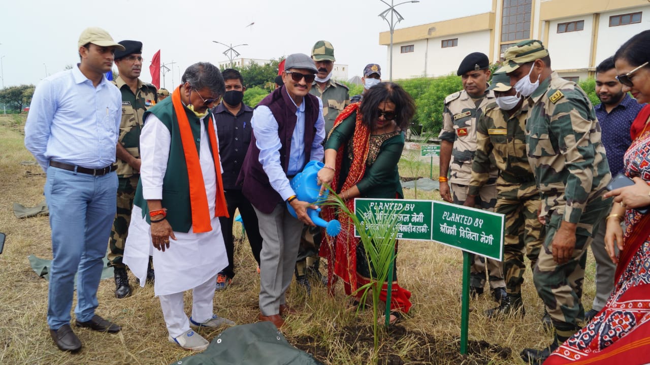 विथ यू वेलफेयर एसोसिएशन ने सीमा सुरक्षा बल के जवानों के साथ किया पौधारोपण