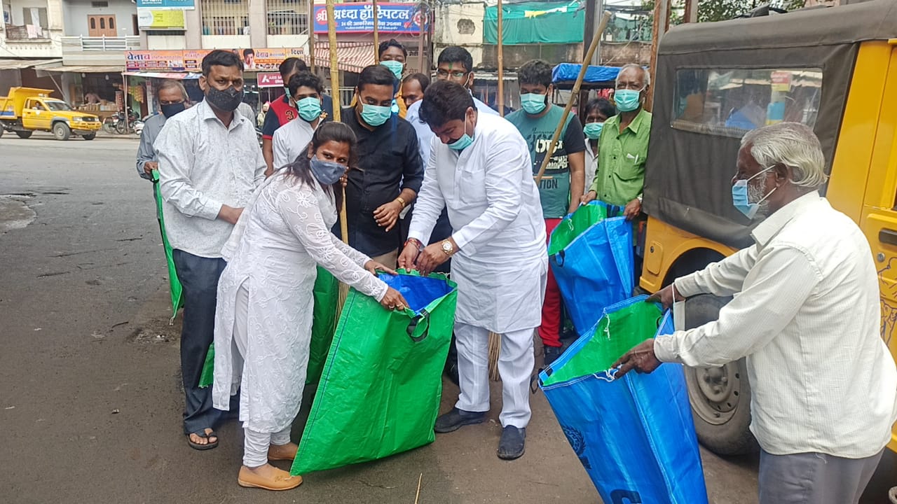 Indore News : शहर को स्वच्छ बनाए रखने के लिए कांग्रेसी विधायक ने लगाई झाड़ू
