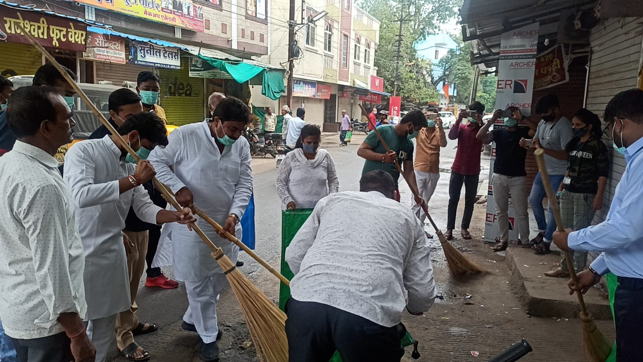 Indore News : शहर को स्वच्छ बनाए रखने के लिए कांग्रेसी विधायक ने लगाई झाड़ू