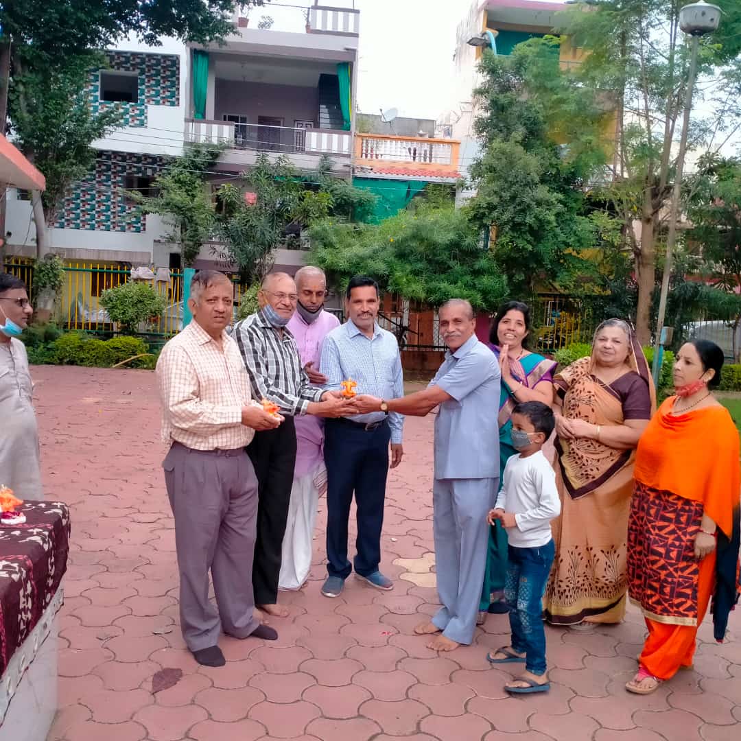 सरिता साकल्ले ने नि:शुल्क वितरीत किए मिट्टी के गणपति, वर्षों से कर रही पर्यावरण संरक्षण के प्रयास