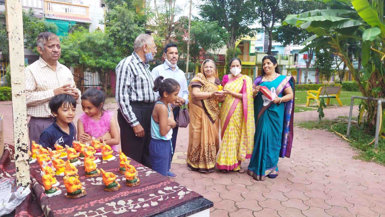 सरिता साकल्ले ने नि:शुल्क वितरीत किए मिट्टी के गणपति, वर्षों से कर रही पर्यावरण संरक्षण के प्रयास