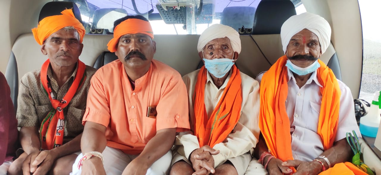 मुख्यमंत्री के उड़न खटोले पर बैठे जोबट के ग्रामीण