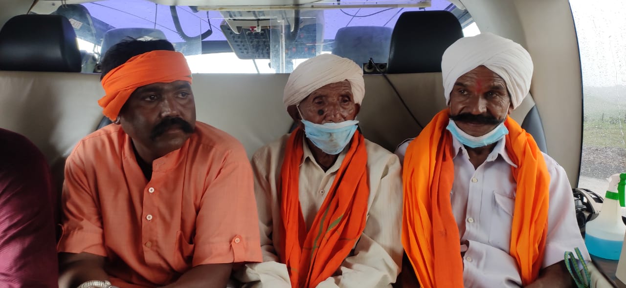 मुख्यमंत्री के उड़न खटोले पर बैठे जोबट के ग्रामीण