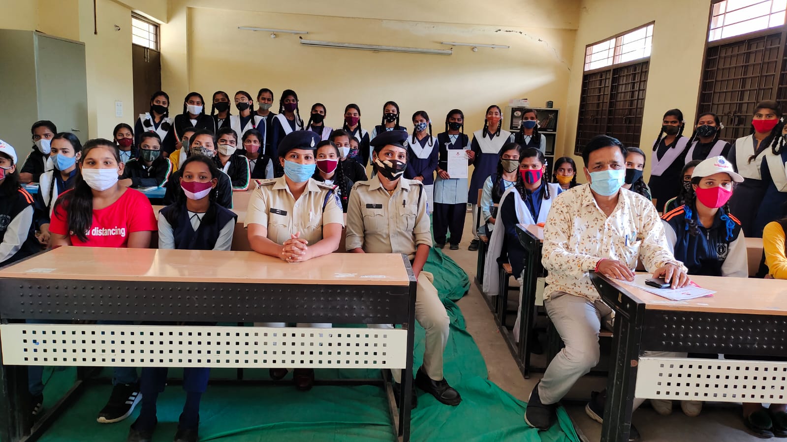 Indore News : स्टूडेंट पुलिस कैडेट योजना से छात्राओं को गुड-टच व बेड-टच से किया रूबरू
