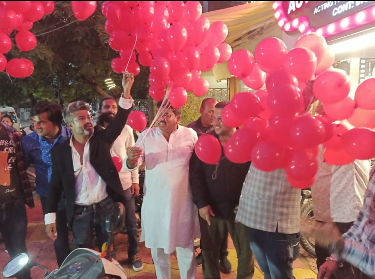दादा साहब फाल्के एक्टिंग स्कूल ने आकाश में छोड़े 1000 गुब्बारे, सरकार ने इंस्टिट्यूट खोलने की दी अनुमति