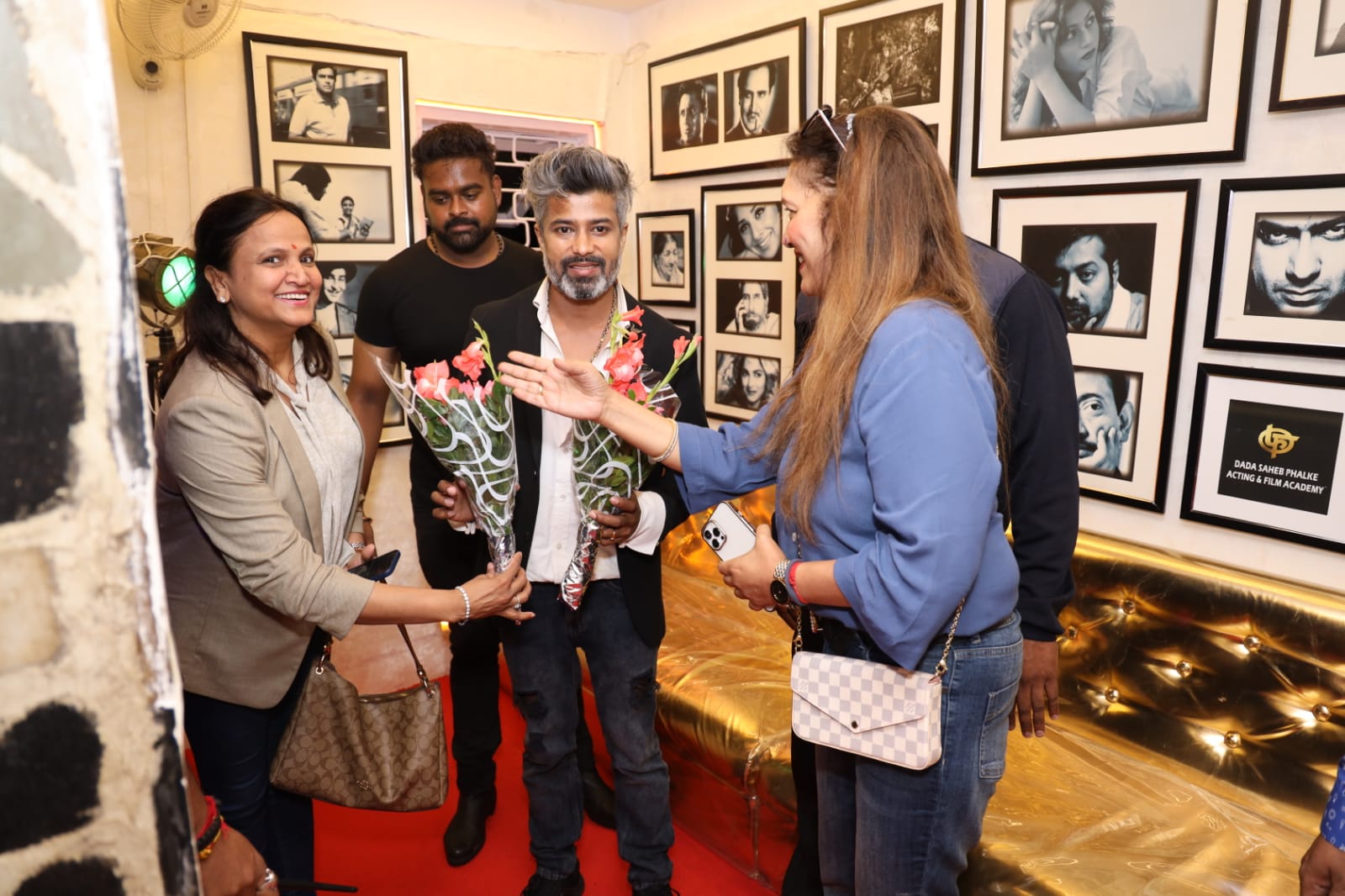 दादा साहब फाल्के एक्टिंग स्कूल ने आकाश में छोड़े 1000 गुब्बारे, सरकार ने इंस्टिट्यूट खोलने की दी अनुमति