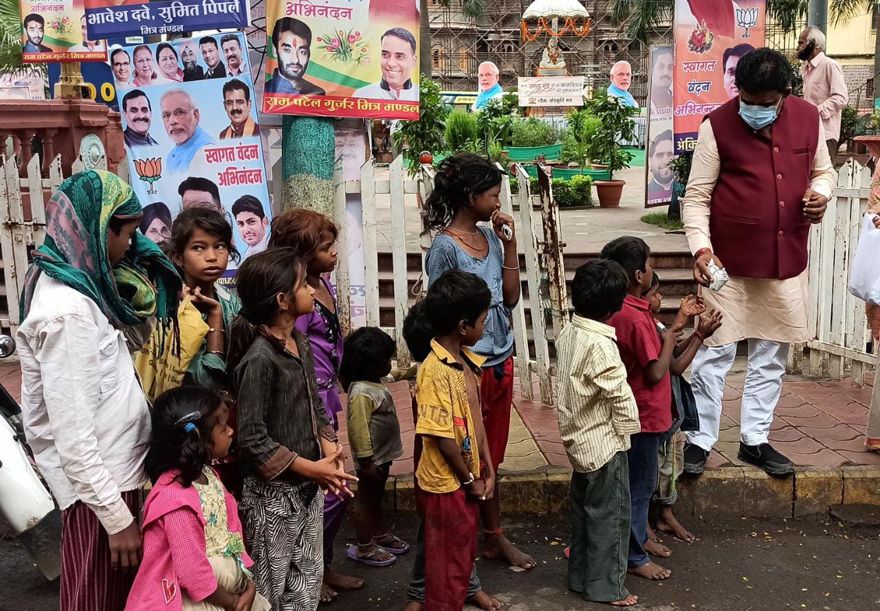 सांसद लालवानी ने सूर्य अर्घ देकर की मोदी के दीर्घायु होने की कामना, कई सेवा कार्यक्रमों का करेंगे आयोजन