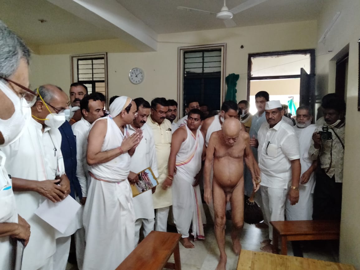 आचार्य विद्यासागर जी महाराज के दर्शन करने पहुंचे दिग्विजय सिंह, देखें तस्वीरें