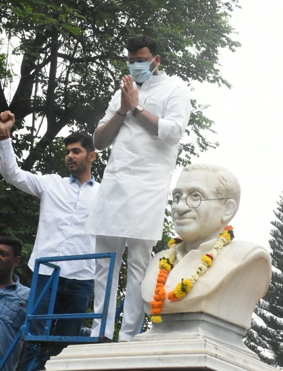 दीनदयाल जी की 105वीं जयंती पर भाजपा नेताओं व कार्यकर्ताओं ने किया माल्यार्पण