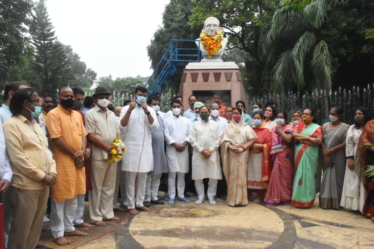 दीनदयाल जी की 105वीं जयंती पर भाजपा नेताओं व कार्यकर्ताओं ने किया माल्यार्पण