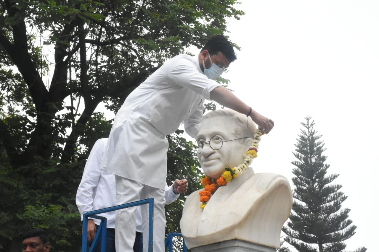 दीनदयाल जी की 105वीं जयंती पर भाजपा नेताओं व कार्यकर्ताओं ने किया माल्यार्पण