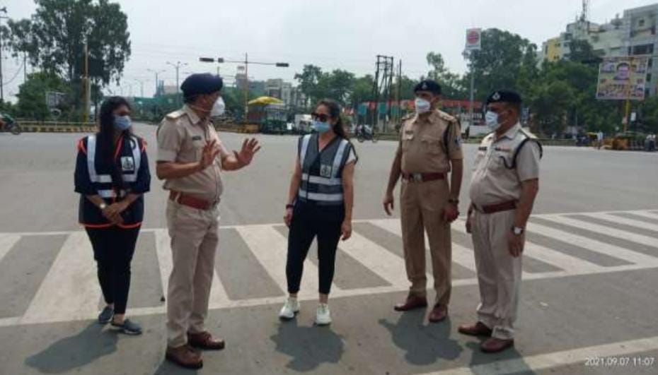 चौराहे पर जन्मदिन मनाकर सुमित त्रिवेदी ने किया यातायात नियमो के प्रति जागरूक