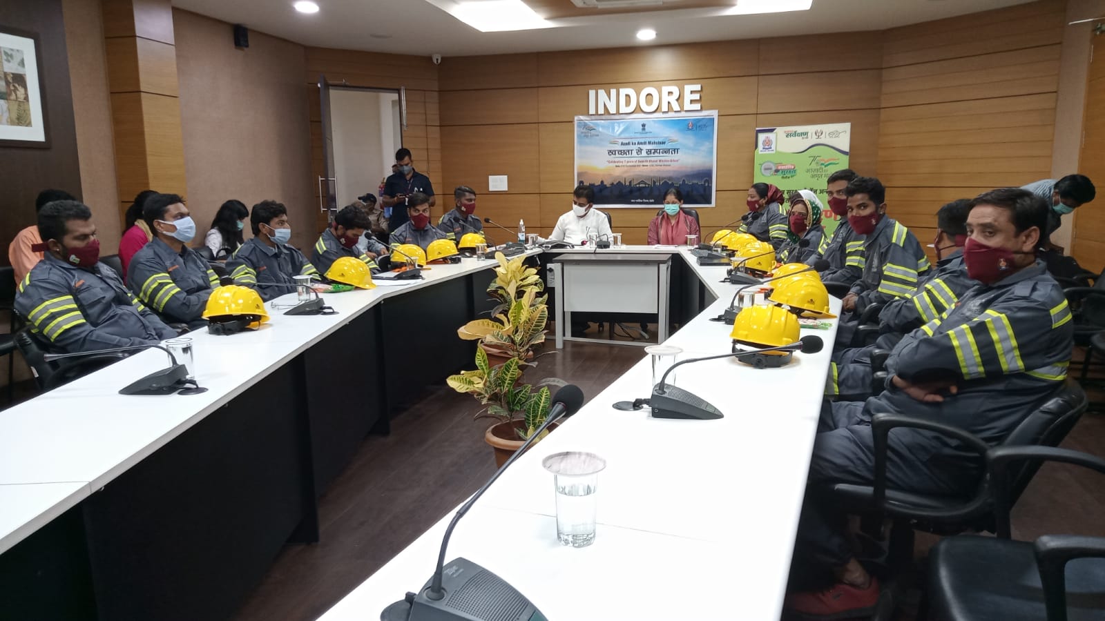 Indore News : सफाई सुरक्षा अभियान के दौरान लालवानी और आयुक्त ने 19 कर्मचारियों को बांटे चेक
