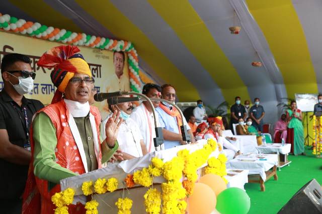 अलीराजपुर में जनदर्शन कार्यक्रमों के दौरान शिवराज ग्रामीणों से हुए रूबरू