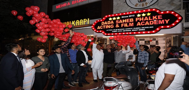 दादा साहब फाल्के एक्टिंग स्कूल ने आकाश में छोड़े 1000 गुब्बारे, सरकार ने इंस्टिट्यूट खोलने की दी अनुमति