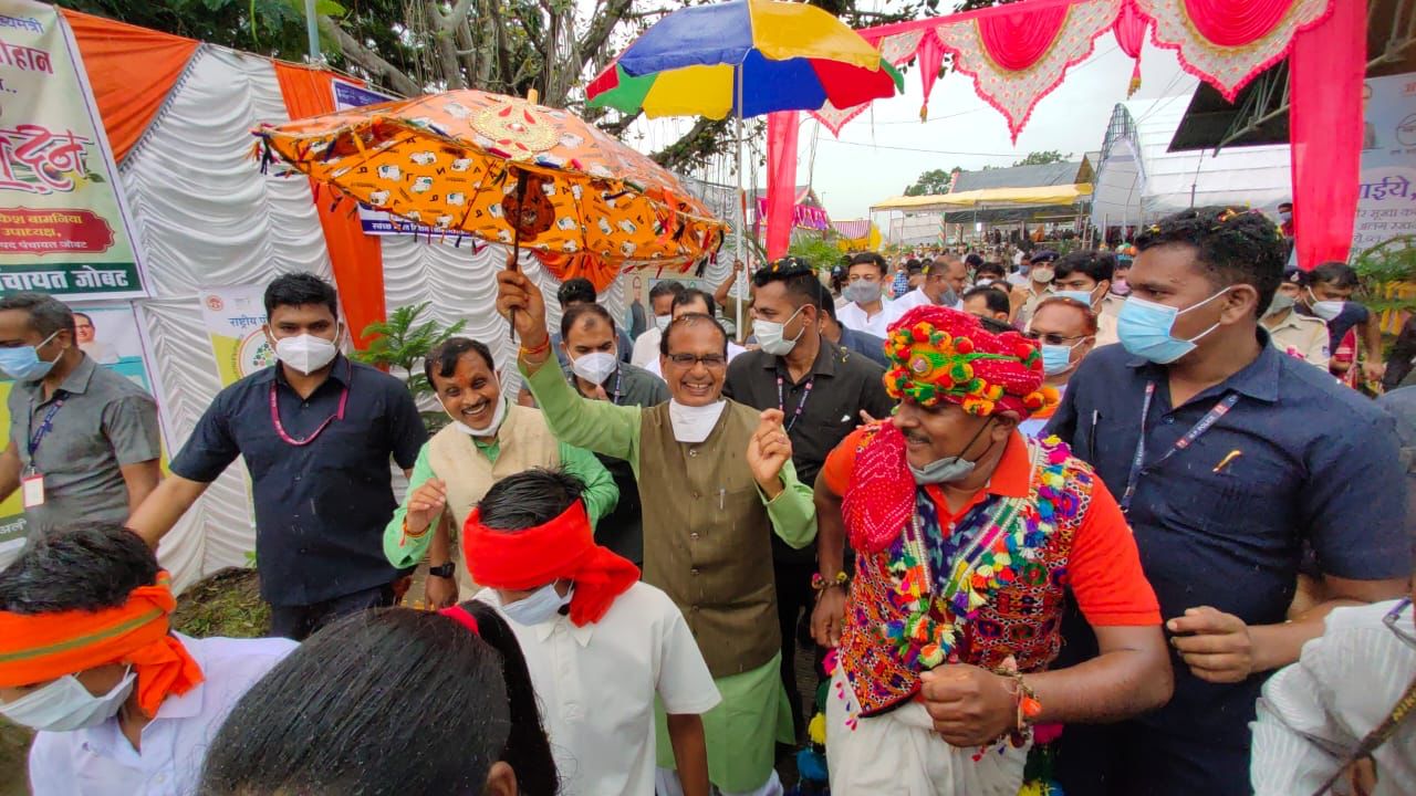 लोक कलाकारों के साथ लोक नृत्य करते दिखें CM शिवराज