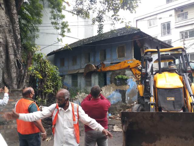 Indore News : खतरनाक व जर्जर मकान पर चला निगम का बुलडोजर