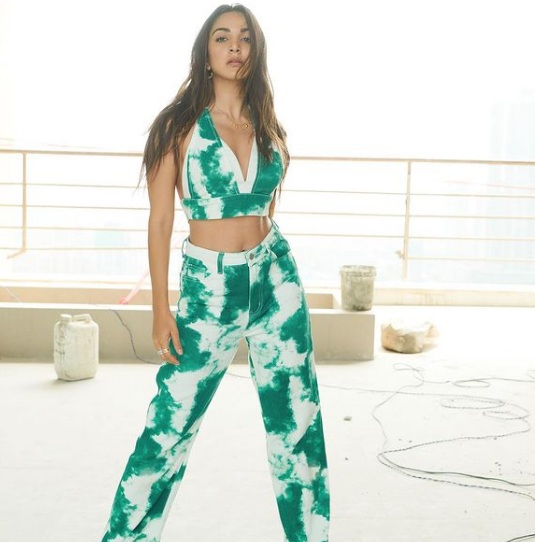 Kiara Advani ने हॉट अंदाज से इंटरनेट पर लगाई आग, देखें हॉट तस्वीरें
