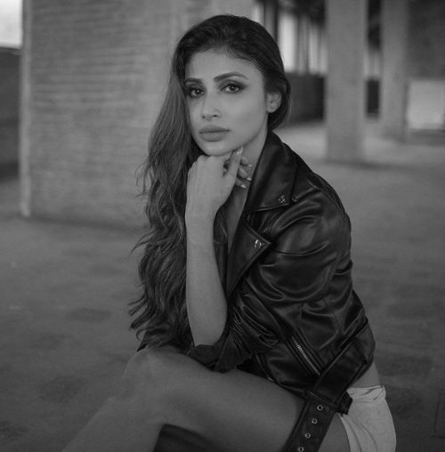 Mouni Roy की कातिलाना अदाएं देख फैंस के छूटे पसीने, दिखा जबरदस्त अंदाज