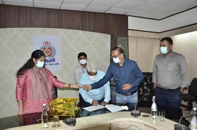 Indore Vaccination : कोरोना टीके ने बदली किस्मत, पुरस्कार के लिए 8 का चयन