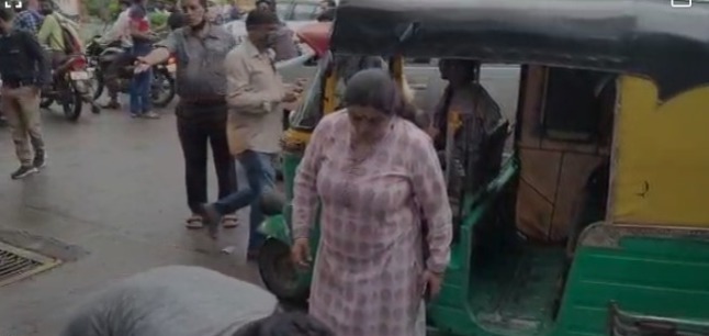 Indore News: पशु क्रूरता के खिलाफ जब भाजपा नेत्री को सड़क पर उतरना पड़ा