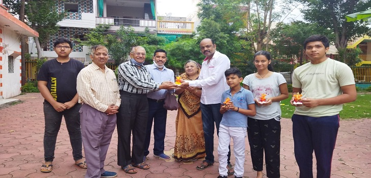 सरिता साकल्ले ने नि:शुल्क वितरीत किए मिट्टी के गणपति, वर्षों से कर रही पर्यावरण संरक्षण के प्रयास