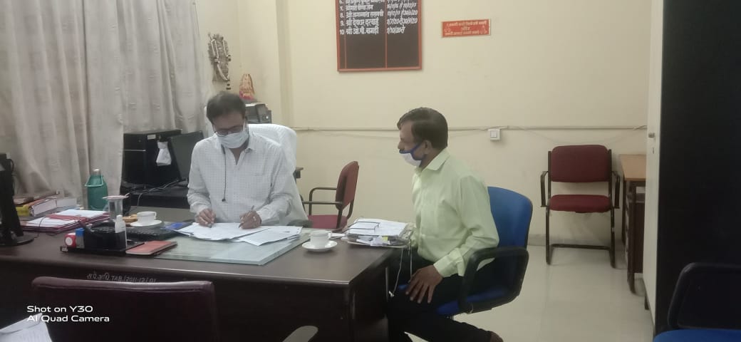 Indore News : संचालक पेंशन द्वारा संभागीय पेंशन कार्यालय का निरीक्षण