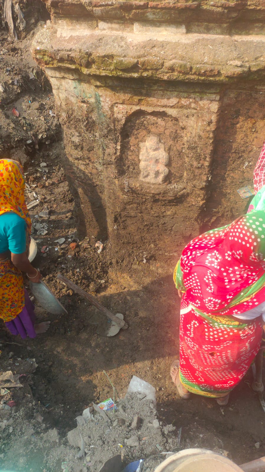 वर्षों से दबे ऐतिहासिक धरोहर मंदिर का जीर्णोद्धार