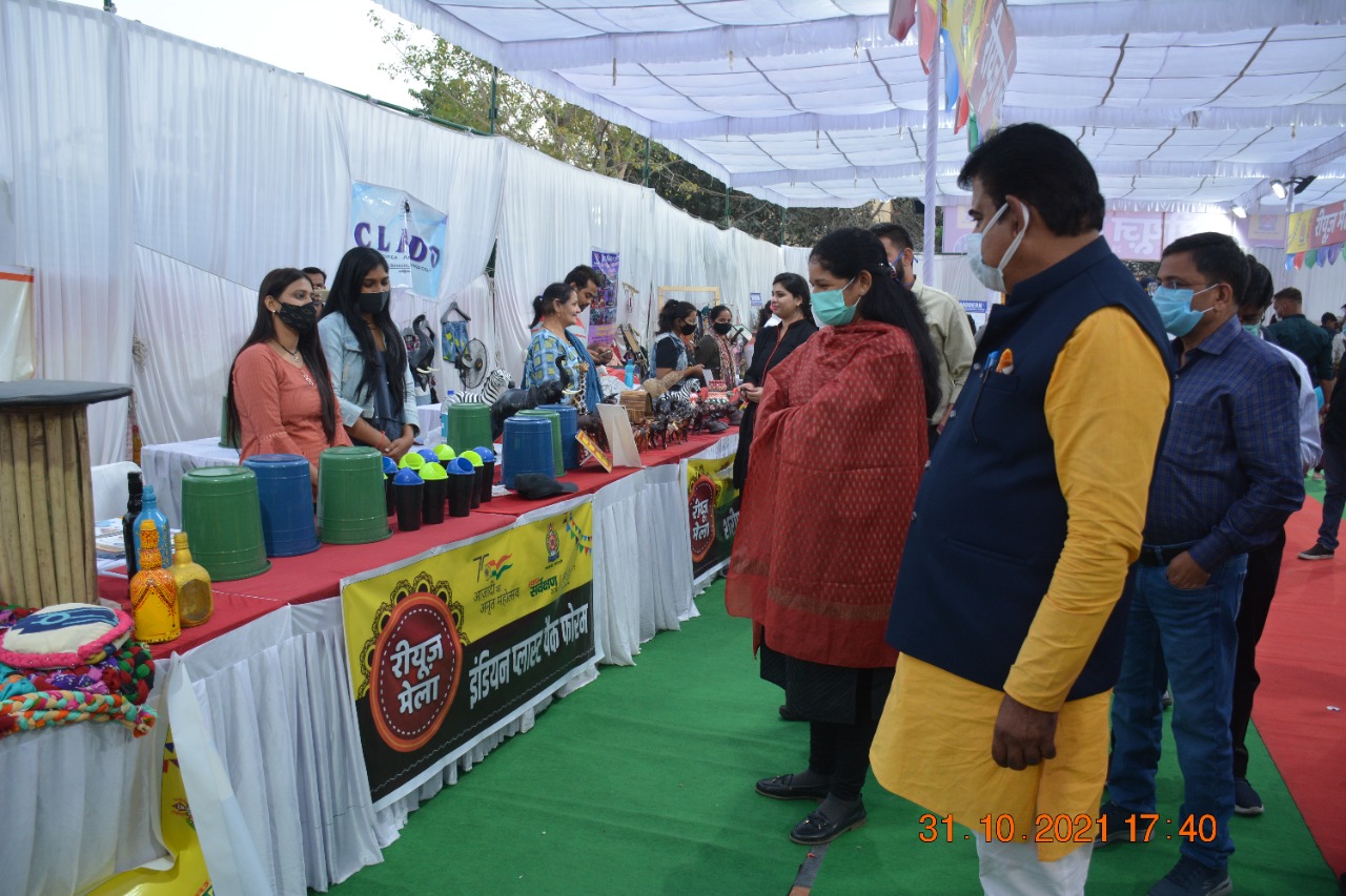 Indore News: सांसद, आयुक्त ने किया रि यूज मेले का अवलोकन