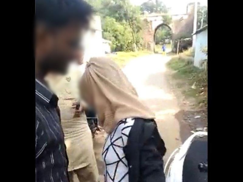 प्रेमी जोड़े के साथ दो लोगों ने की जबरदस्ती, जबरन उतरवाया बुर्का, गिरफ्तार