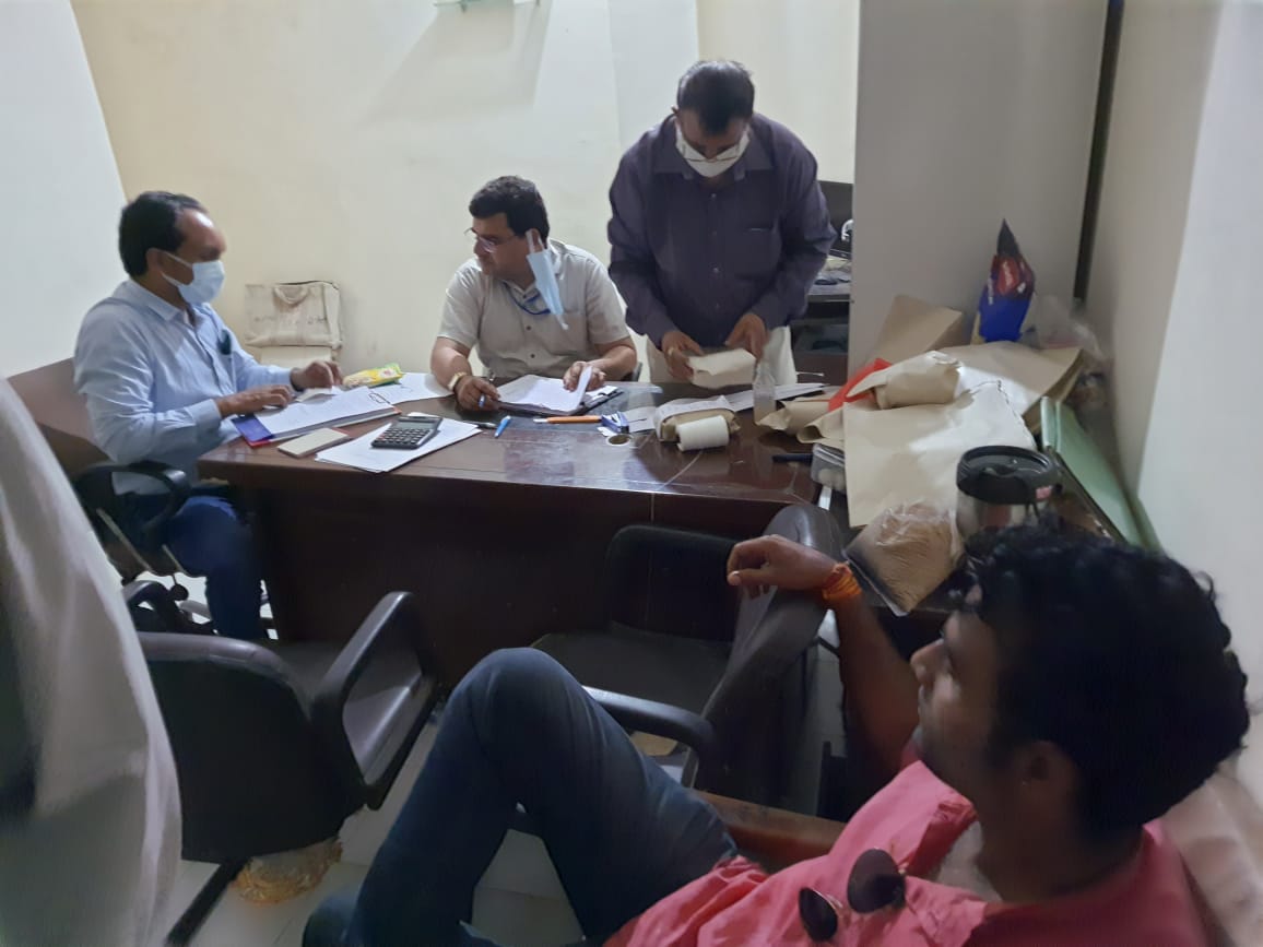 Indore News: मिलावटखोरों के खिलाफ एक्शन, 10 टन का सामान जप्त