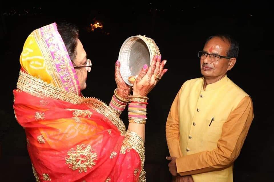 MP News: CM शिवराज सिंह चौहान और उनकी धर्मपत्नी ने इस तरह मनाया करवा चौथ