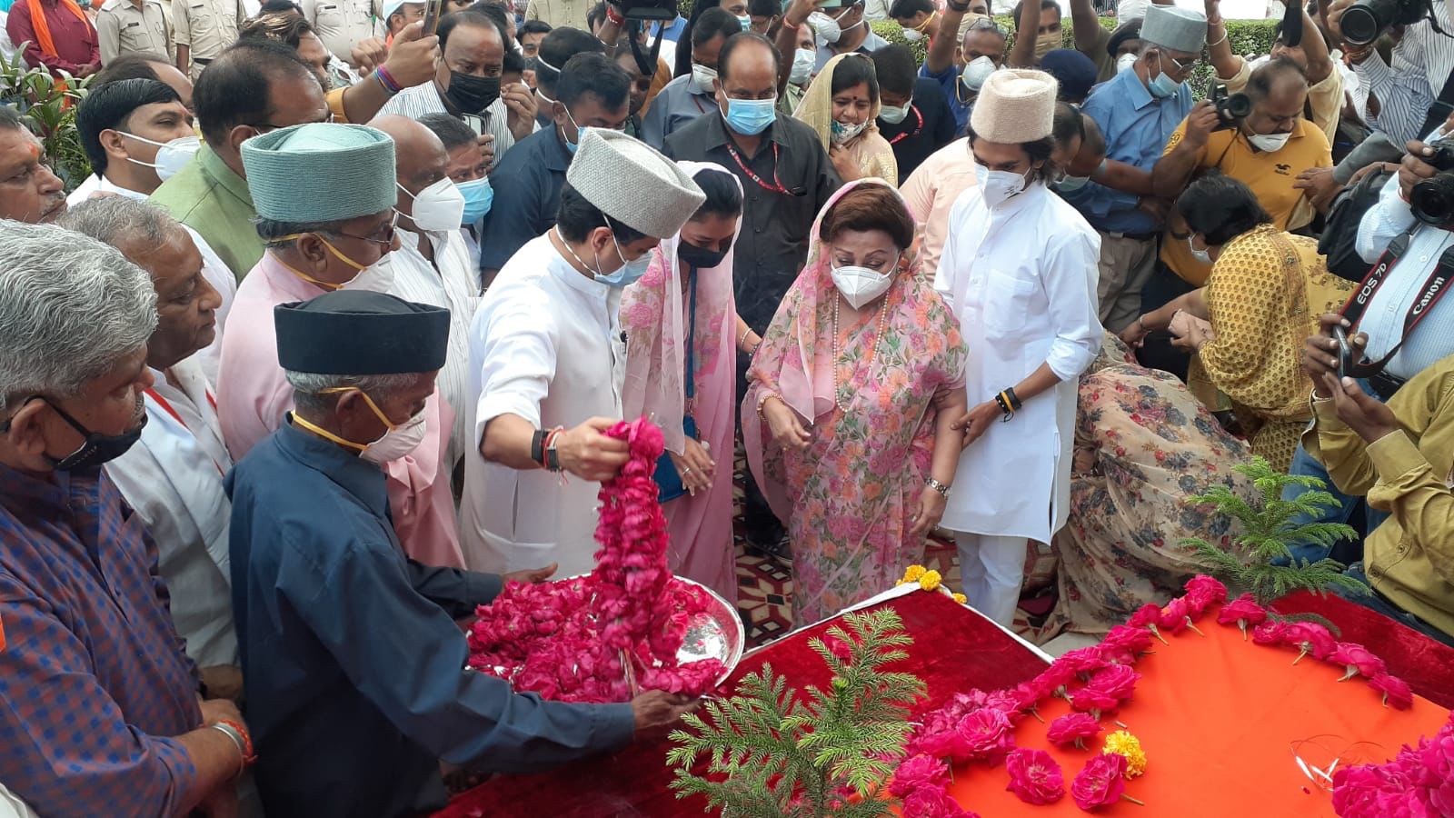 MP News : राजमाता की 102वीं जयंती पर पूरा सिंधिया परिवार ग्वालियर पंहुचा, दी श्रद्धांजलि