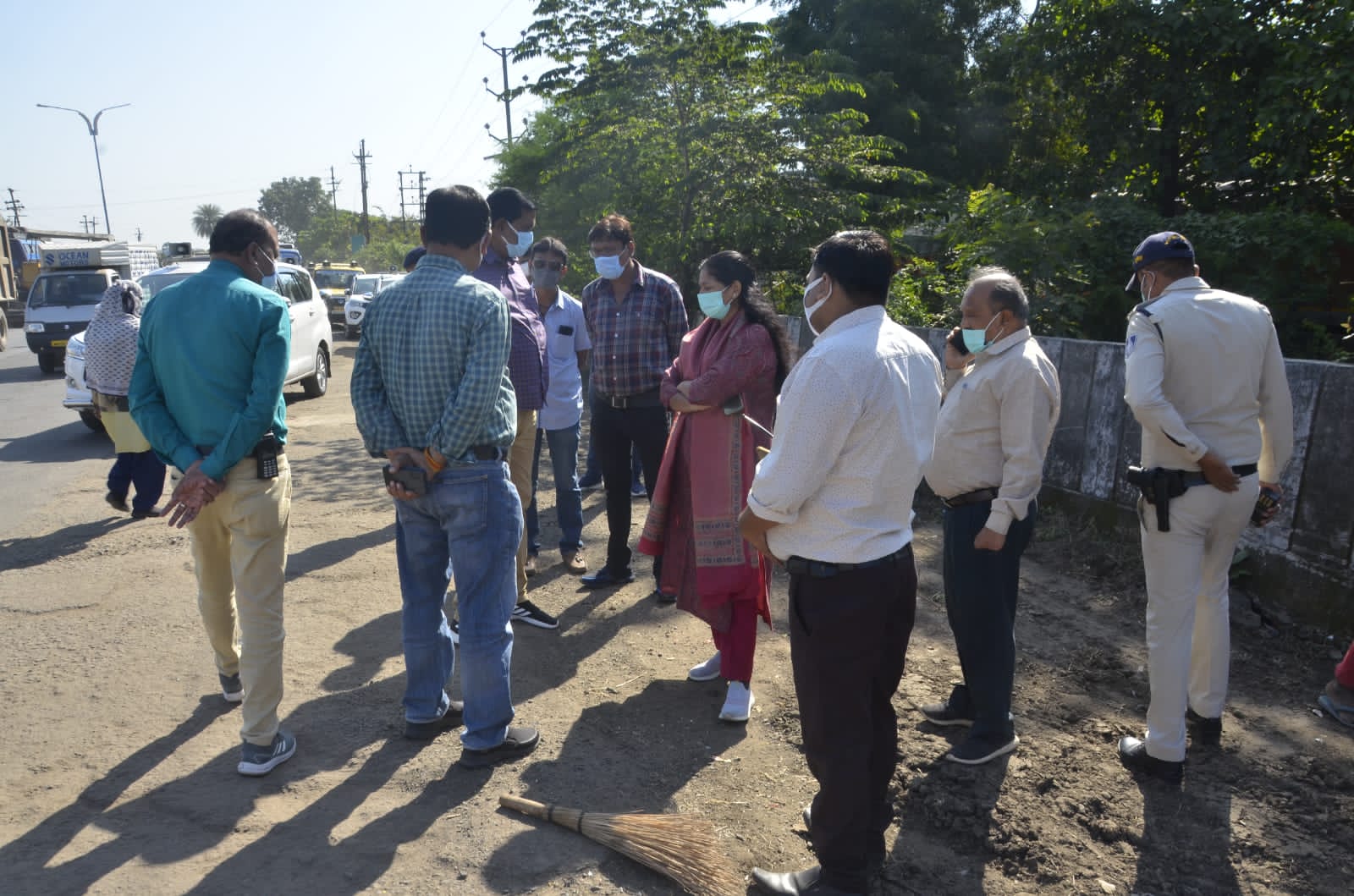 Indore News : आयुक्त ने सड़को का किया निरिक्षण, पेचवर्क कार्य करने के दिए निर्देश