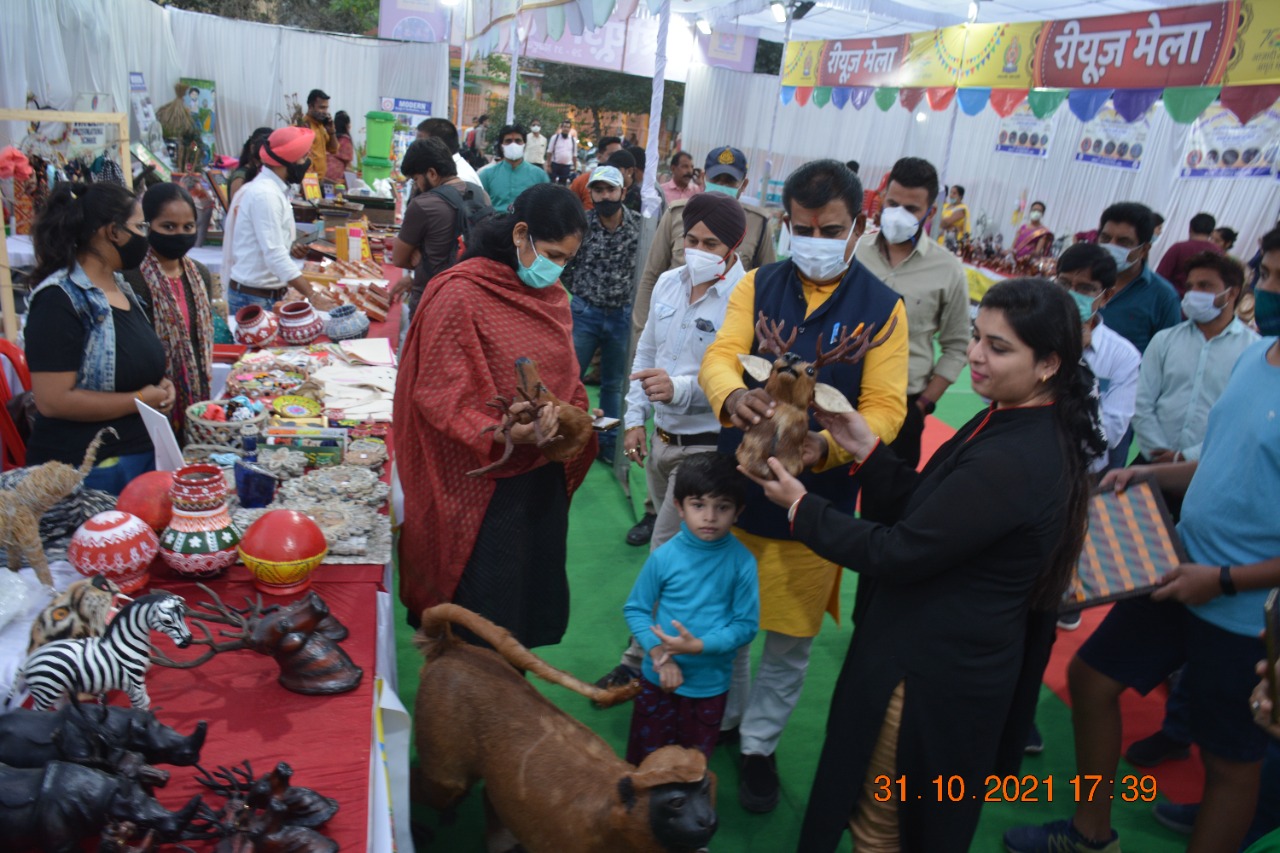 Indore News: सांसद, आयुक्त ने किया रि यूज मेले का अवलोकन